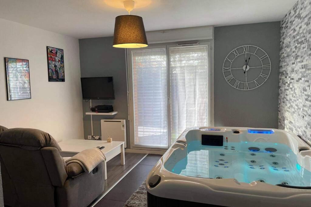 Apartment Joli T2, Jacuzzi, Lit Rond, Jardin, Parking Prive, Metro