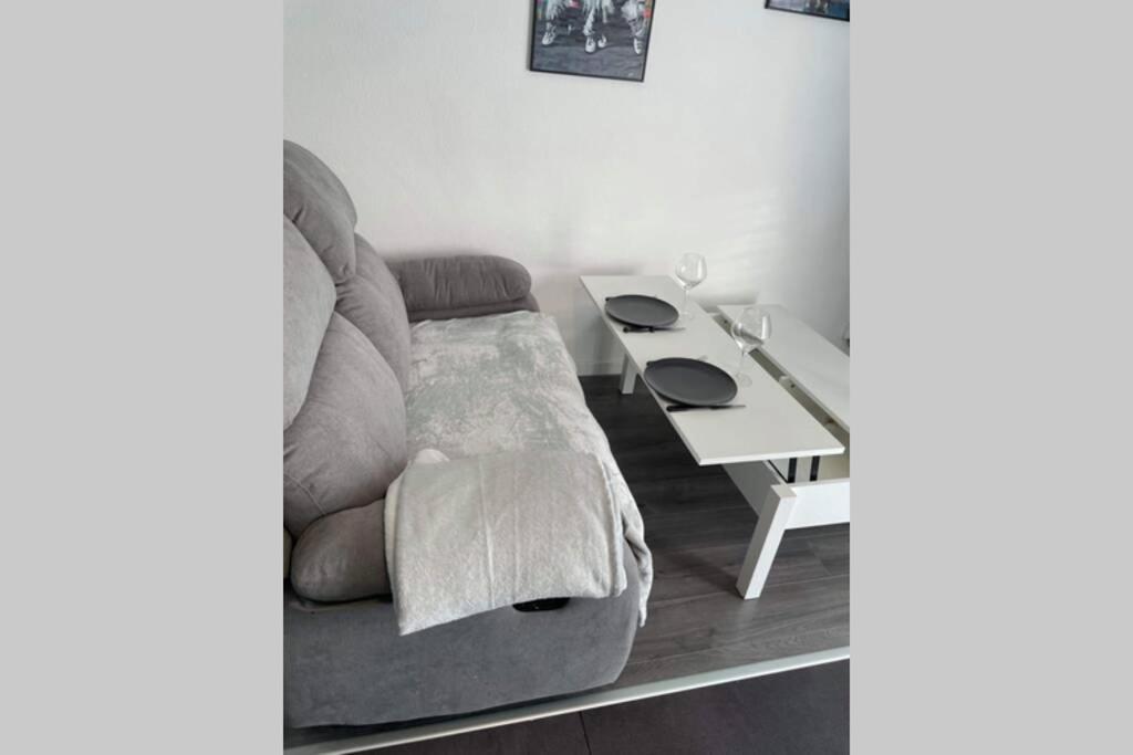 Joli T2, Jacuzzi, Lit Rond, Jardin, Parking Prive, Metro Apartment